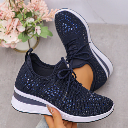 Liva™ damsneakers: stilrena och andningsbara wedgesneakers med färgglada strassdetaljer